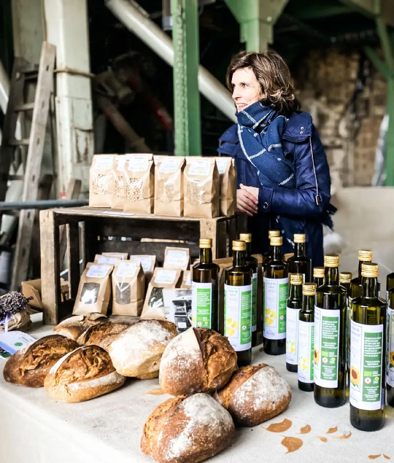 Cécile Ruèche sur le marché des producteurs Ferme de Pontaly Bailly Yvelines Cécile Ruèche derrière le stand des produits de la Ferme de Pontaly