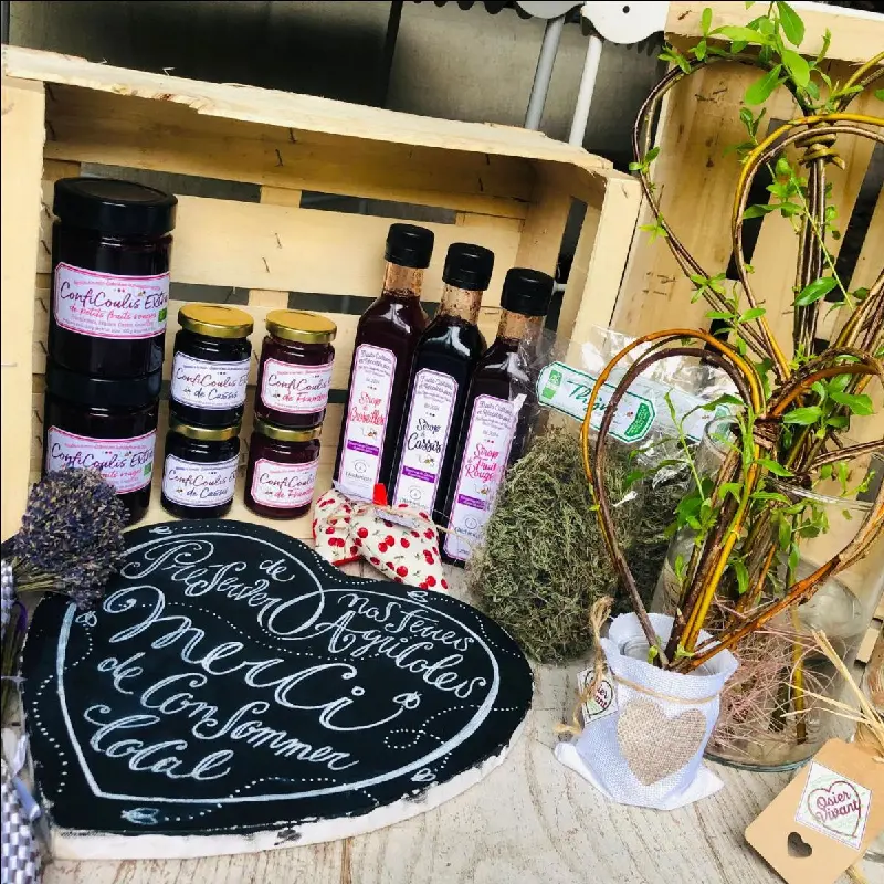 Des produits à base de fruits rouges sur une table décorée